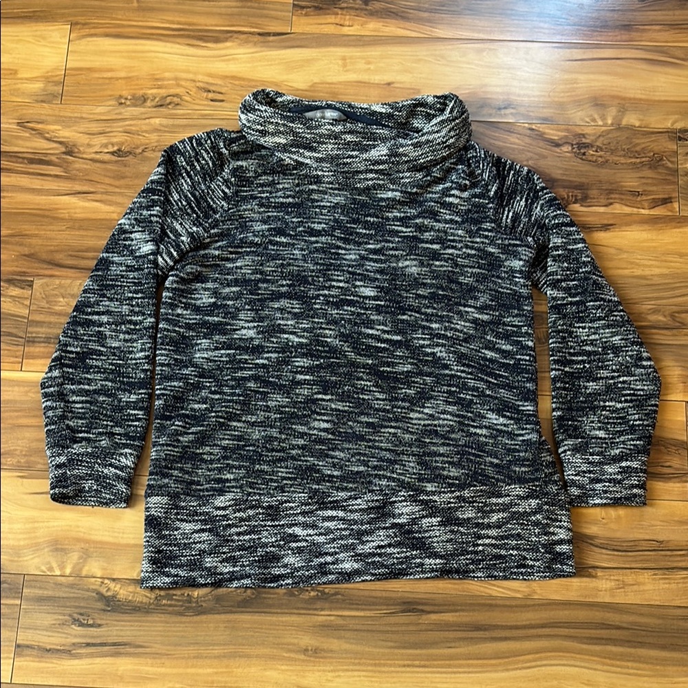 Daisy Fuentes Black and Cream Sweater